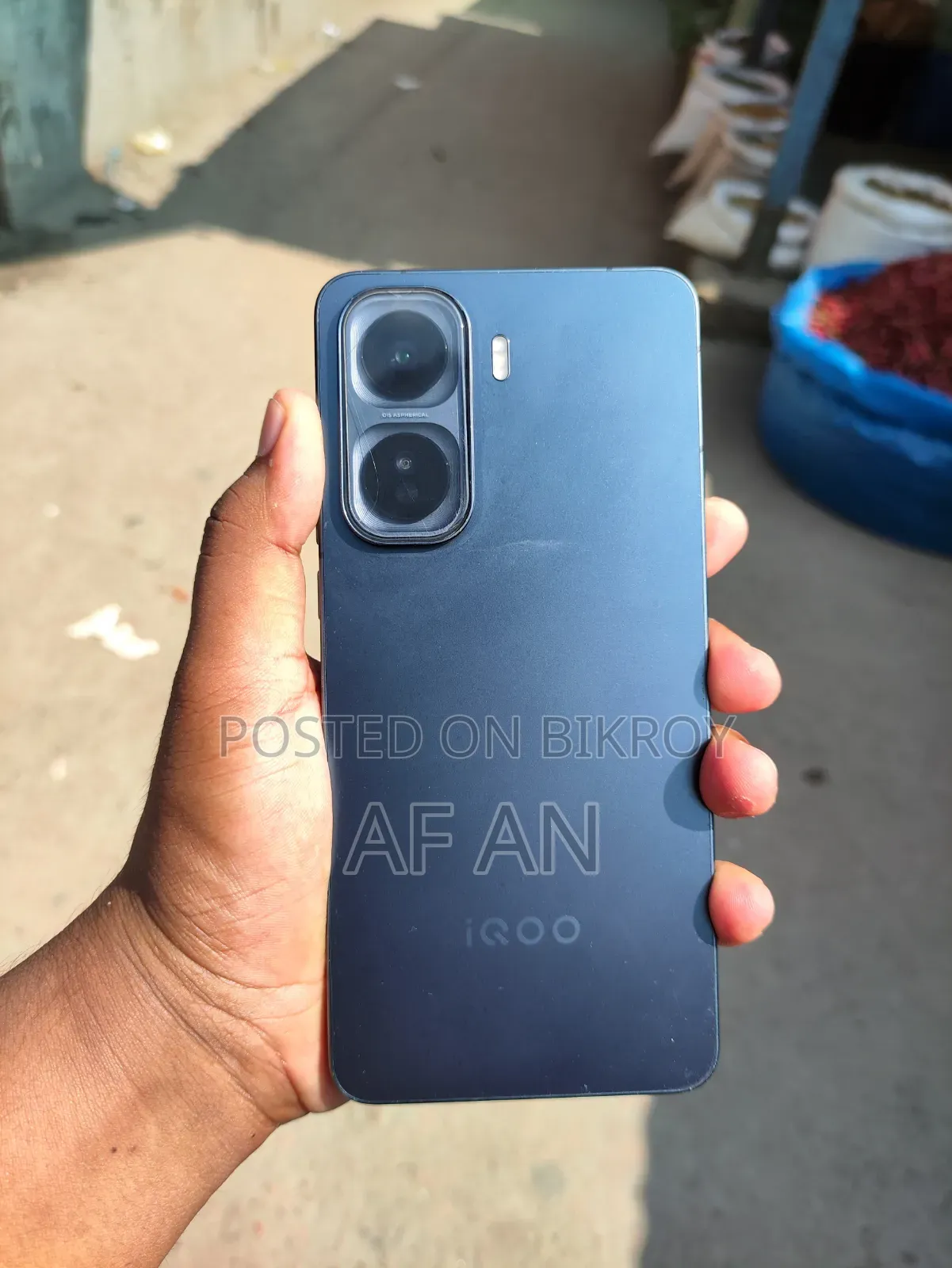 আইকিউওও ১১ ২৫৬ জিবি ব্ল্যাক