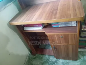 স্টাডি টেবিলে ব্যবহৃত