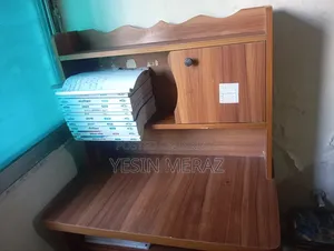 স্টাডি টেবিলে ব্যবহৃত