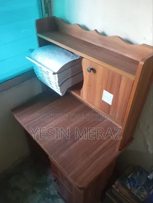 স্টাডি টেবিলে ব্যবহৃত