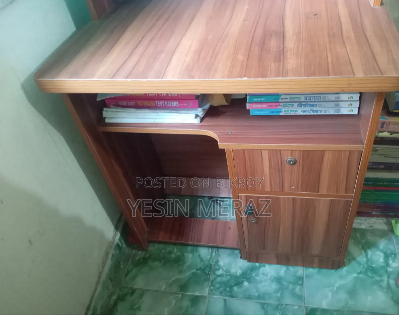 স্টাডি টেবিলে ব্যবহৃত