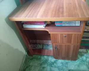 স্টাডি টেবিলে ব্যবহৃত
