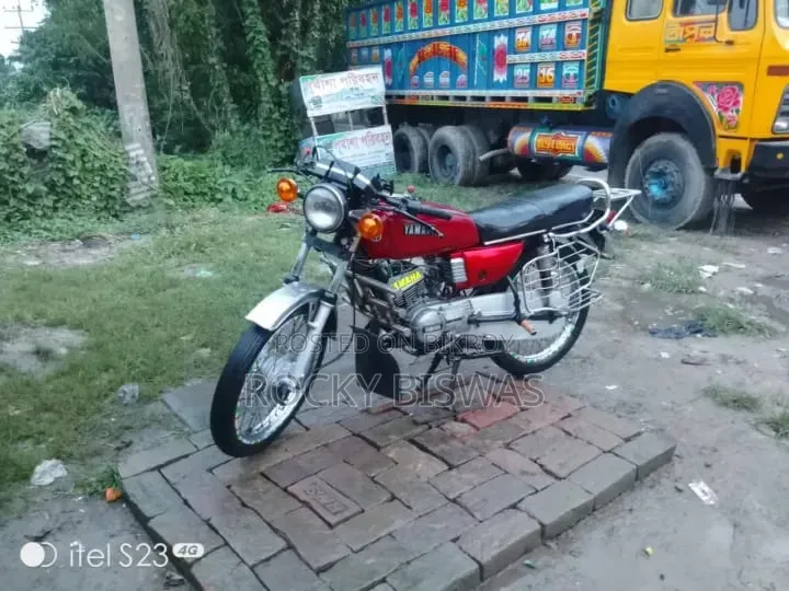 ইয়ামাহা ১৯৯০ লাল