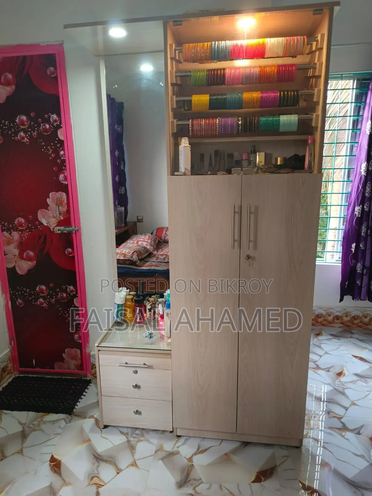 ড্রেসিং টেবিল।
