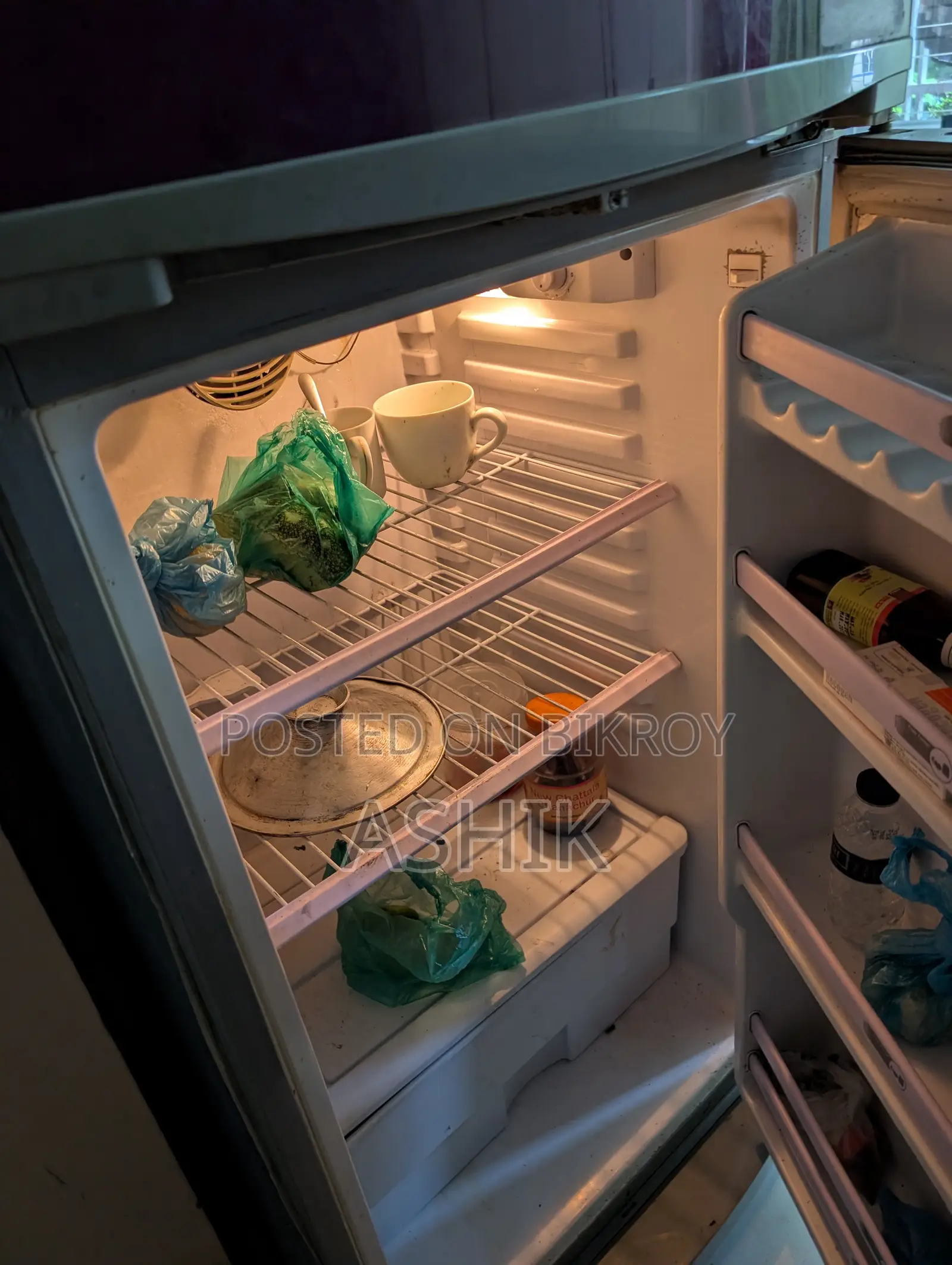 Walton Fridge for Sale, 20 Cubic Feet Large Fridge (Like New)