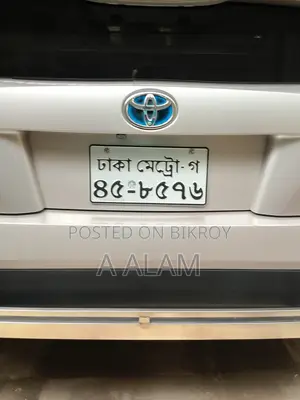 Toyota Prius 4-Door Hatchback (1.8L 4-Cylinder Gas/Electric Hybrid CVT) 2016