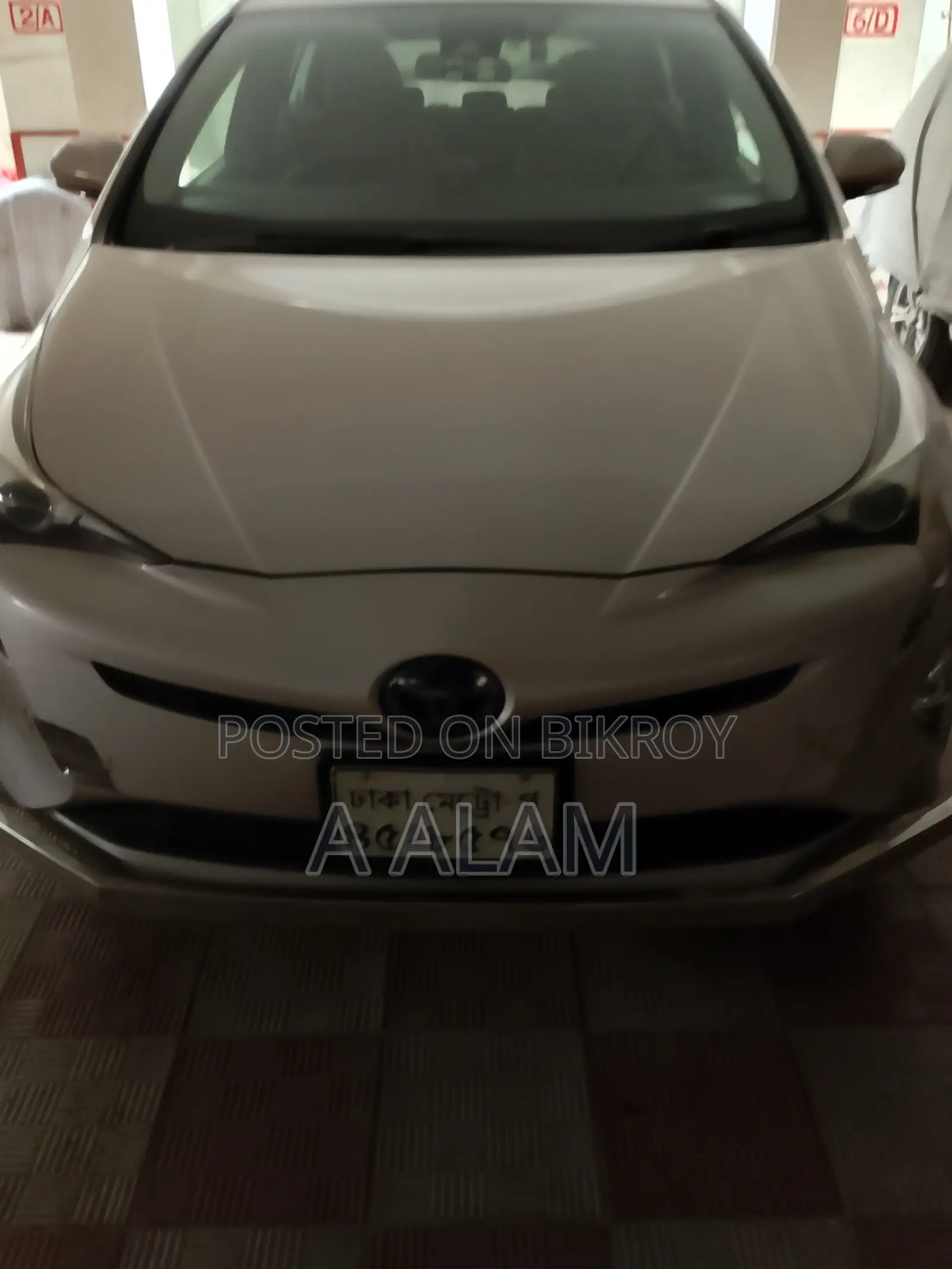 Toyota Prius 4-Door Hatchback (1.8L 4-Cylinder Gas/Electric Hybrid CVT) 2016