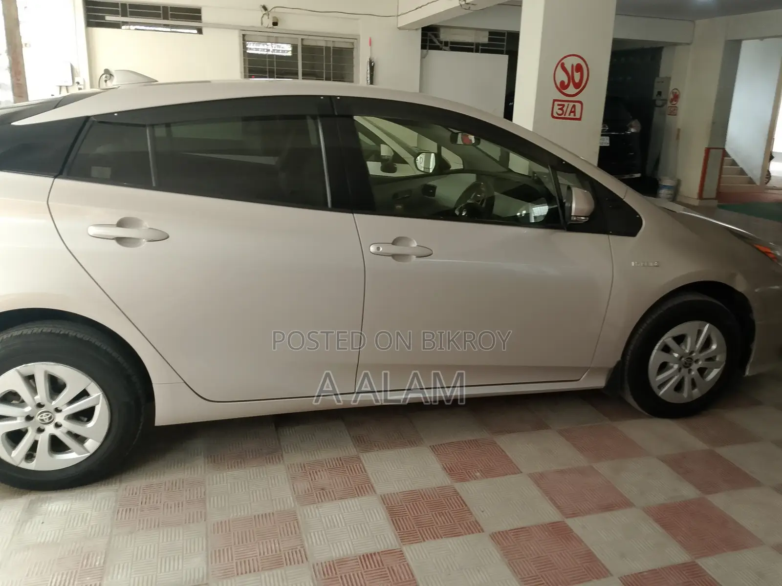 Toyota Prius 4-Door Hatchback (1.8L 4-Cylinder Gas/Electric Hybrid CVT) 2016