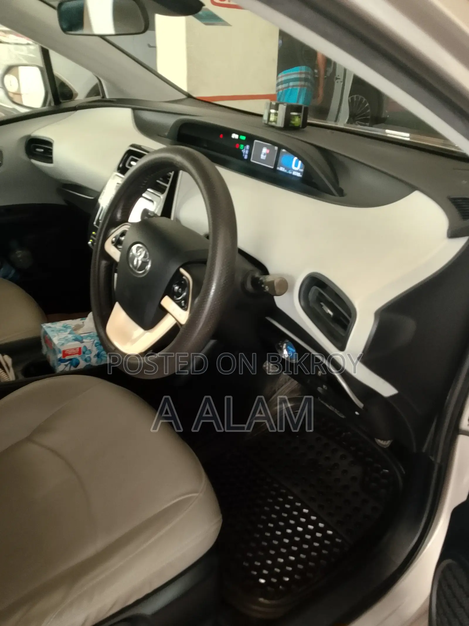 Toyota Prius 4-Door Hatchback (1.8L 4-Cylinder Gas/Electric Hybrid CVT) 2016