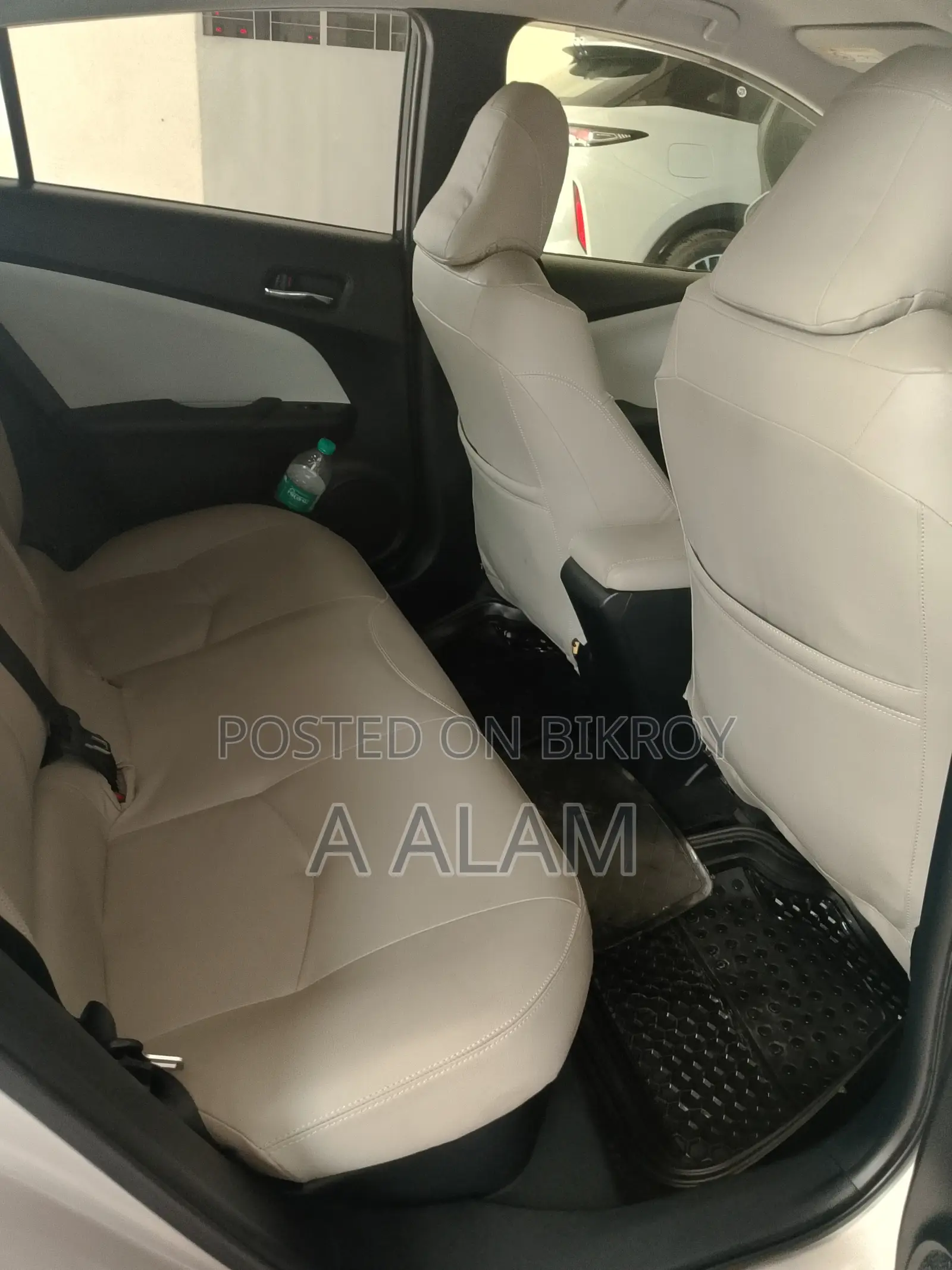 Toyota Prius 4-Door Hatchback (1.8L 4-Cylinder Gas/Electric Hybrid CVT) 2016