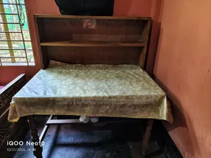 পড়ার টেবিল