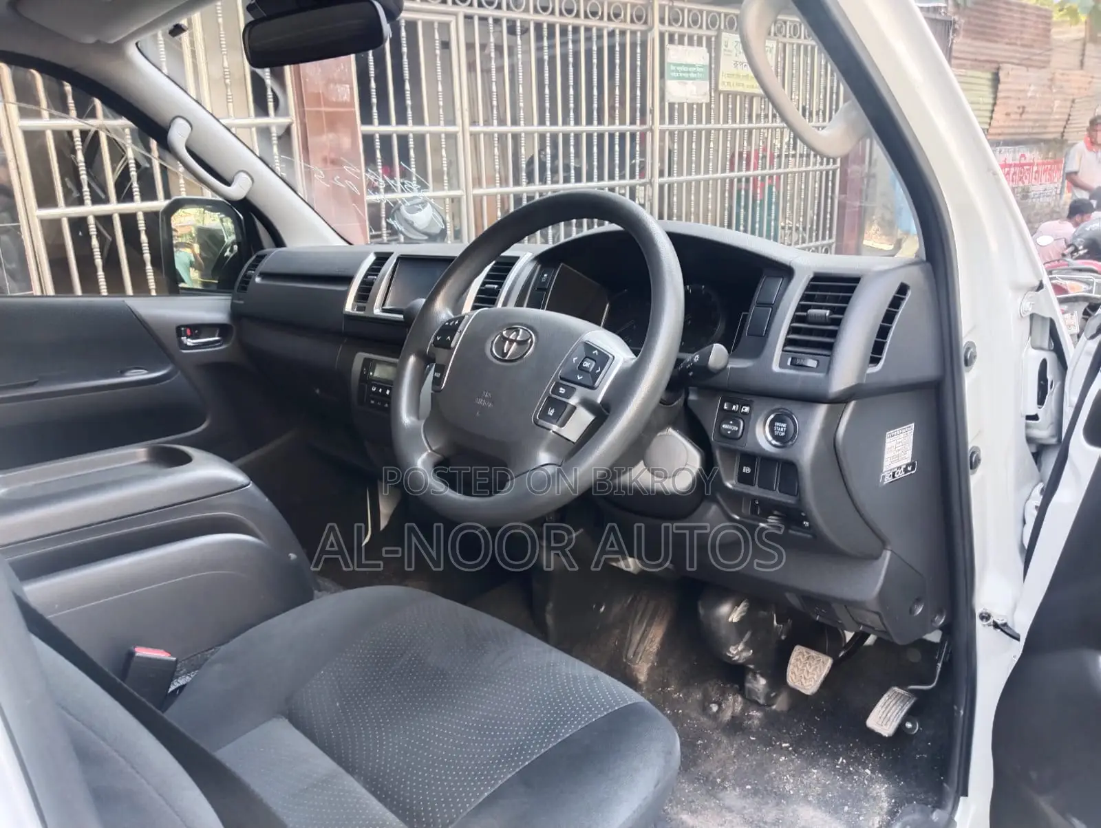 Toyota HiAce 2022