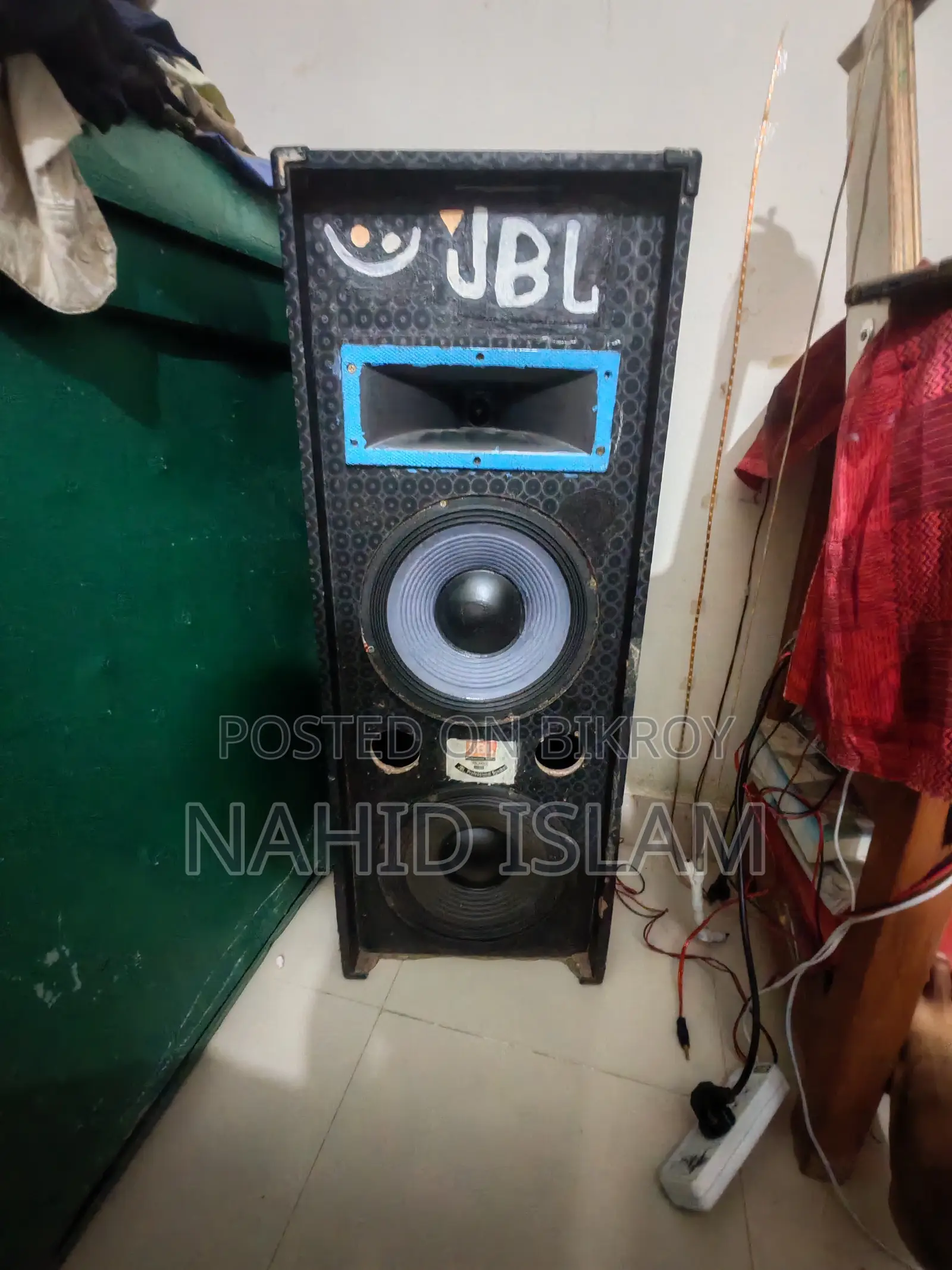 This sound box will be sold and it comes with an amplifier