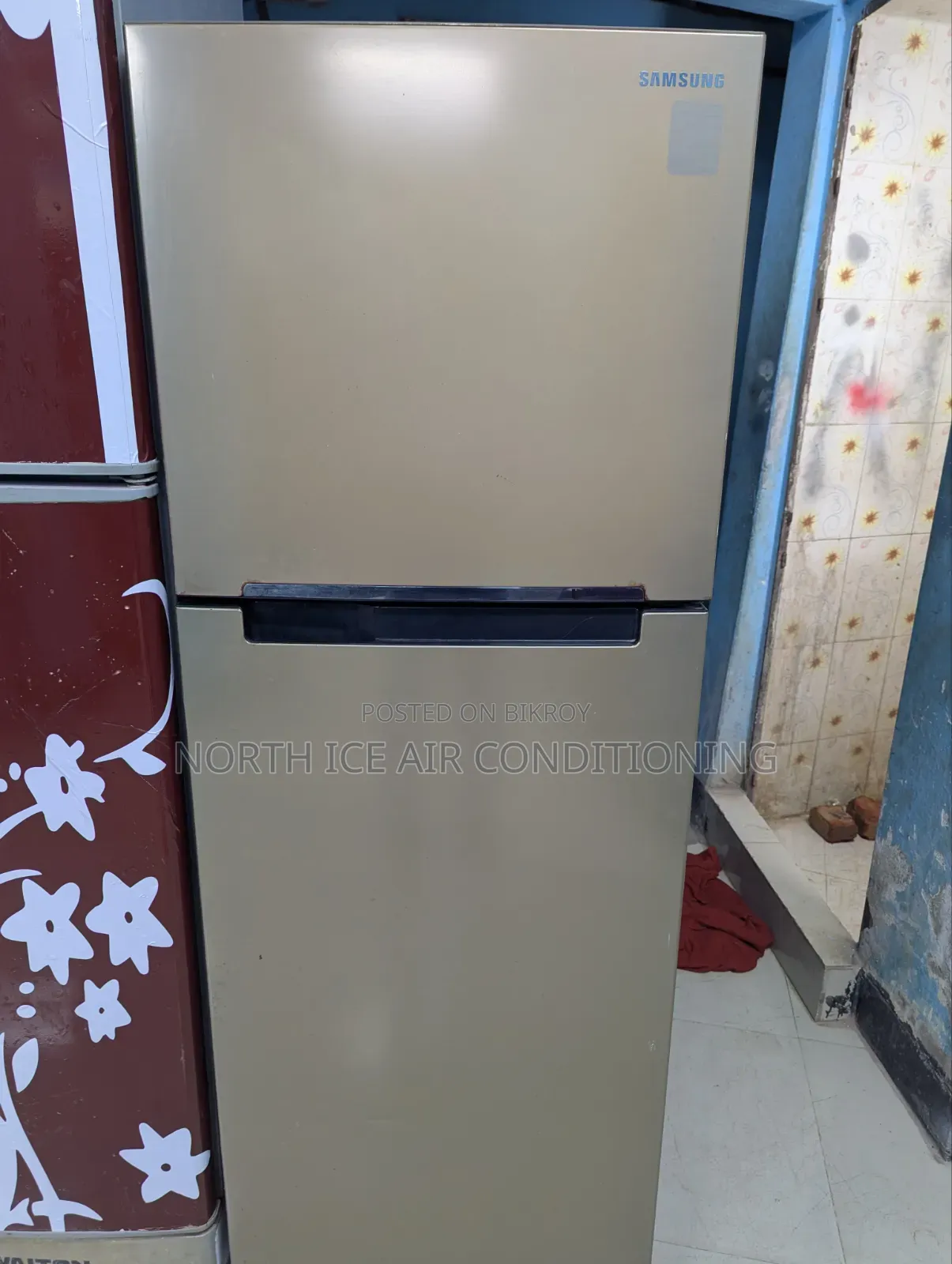 স্যামসাং গোল্ডেন কালার গ্লাস ডোর ইনভার্টার নো ফ্রস্ট ফ্রিজ ৩০১ লিটার.