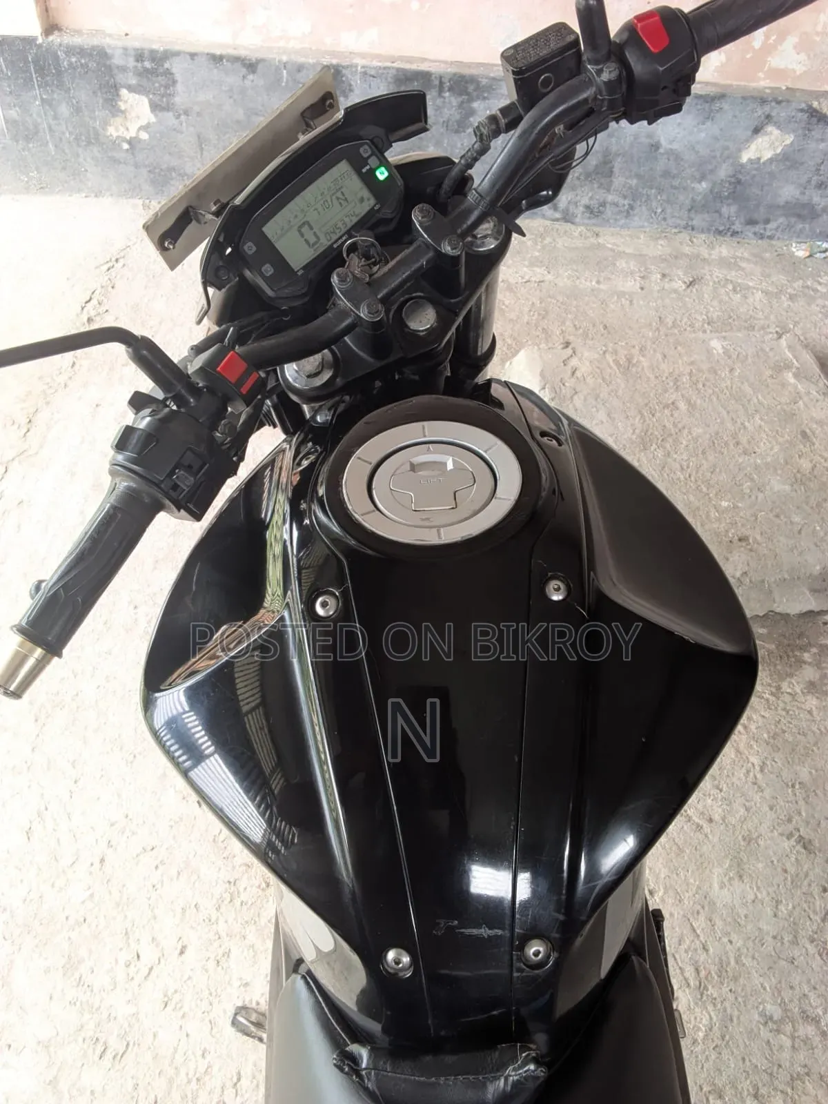 সুজুকি জিক্সার ২০১৭ কালো
