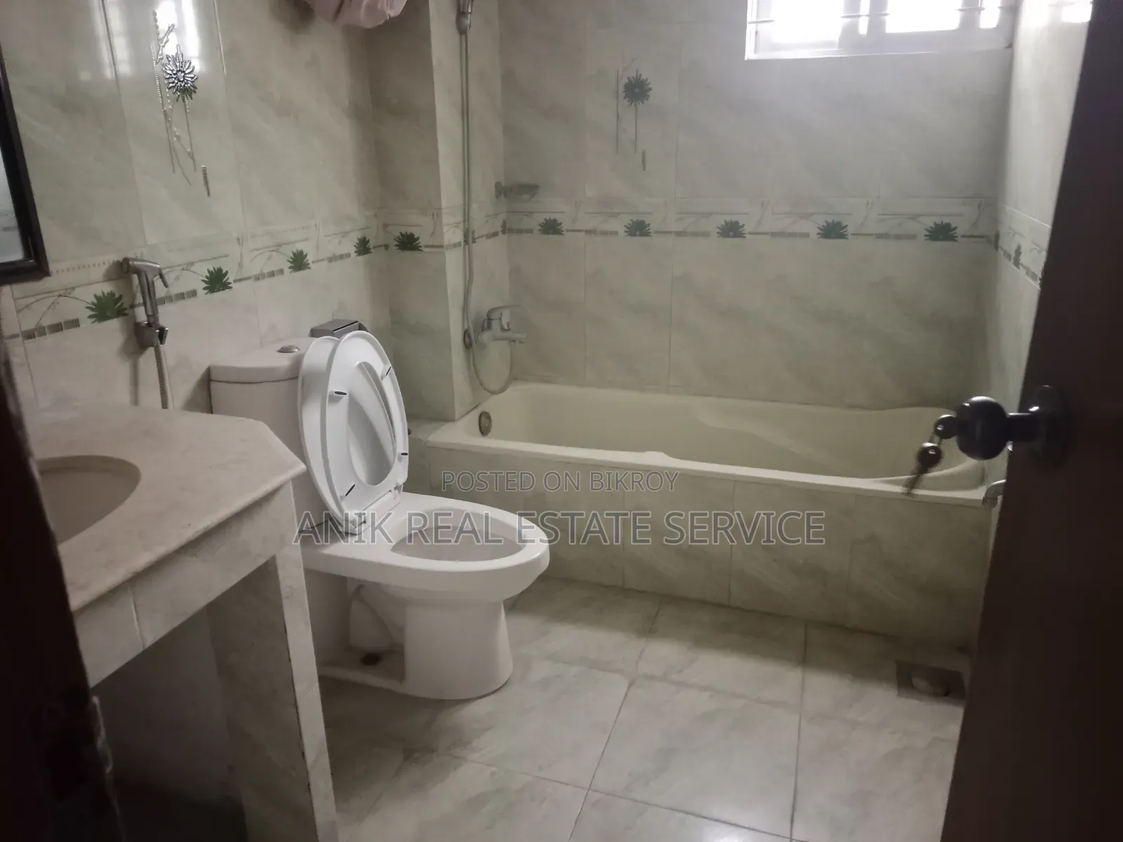 গুলশানের অনিক রিয়েল এস্টেটে ৩ বেডরুমের সাজানো অ্যাপার্টমেন্ট ভাড়ার জন্য
