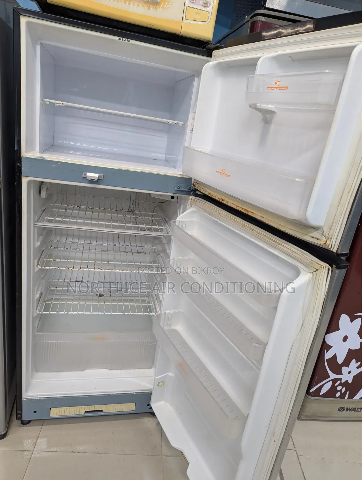 Singer Still Door Frost Fridge 300 Ltr.