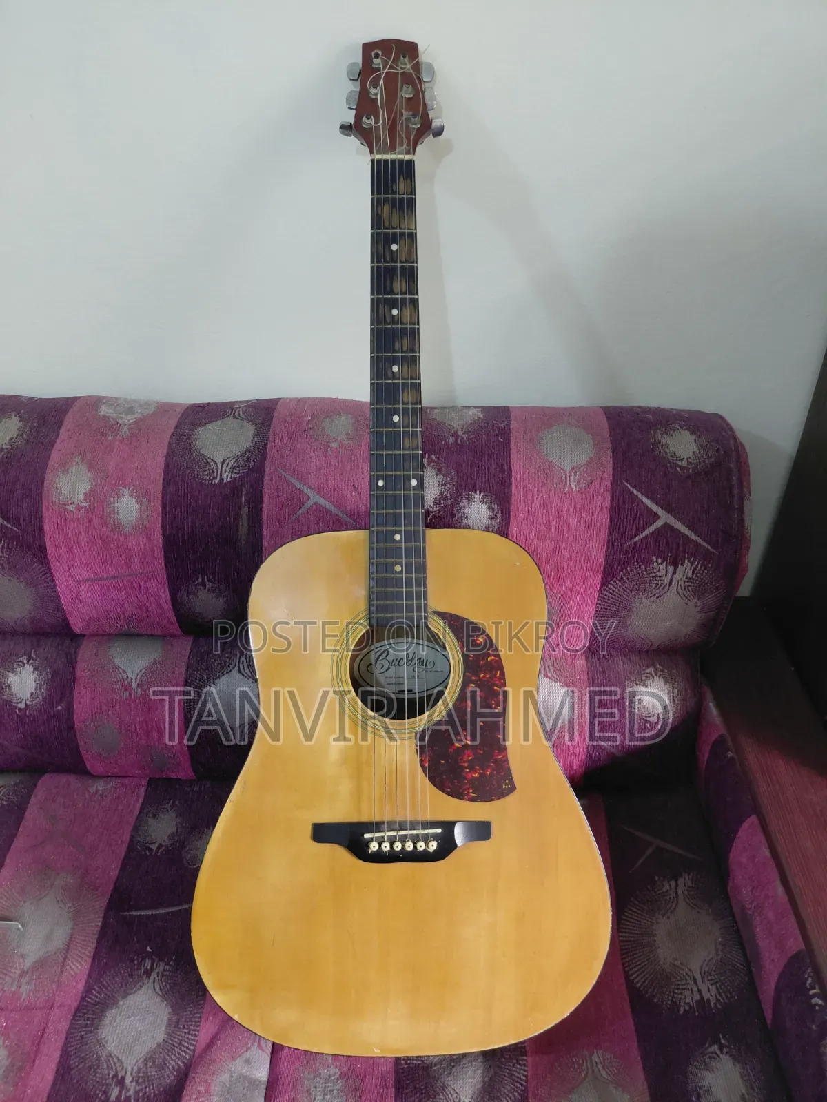 বাকলি অ্যাকৌস্টিক গিটার