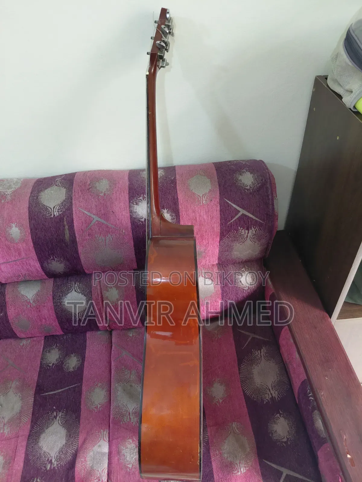 বাকলি অ্যাকৌস্টিক গিটার