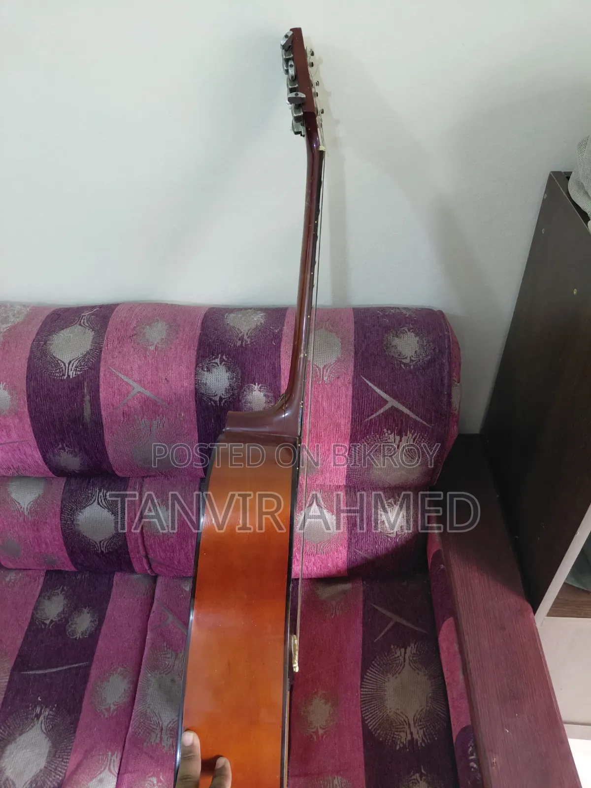 বাকলি অ্যাকৌস্টিক গিটার