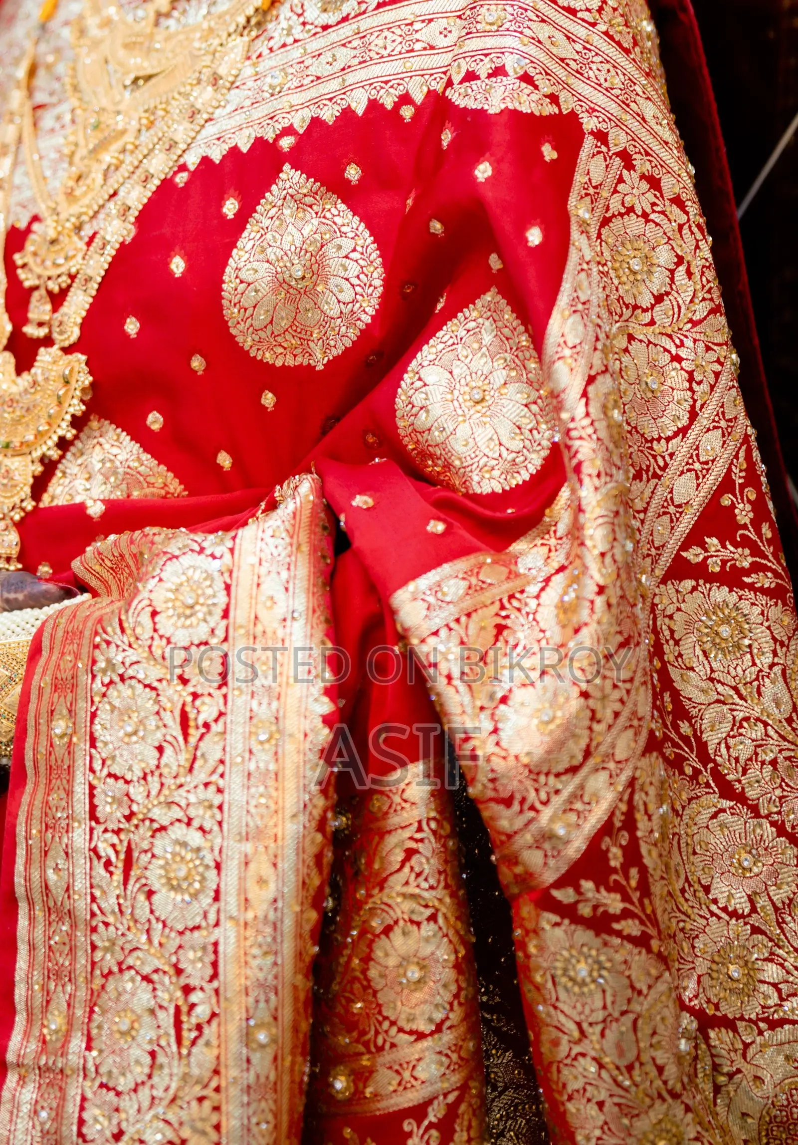 বিয়ের বেনারশি শাড়ি With Intact Box(১দিন ব্যাবহার)