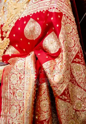 বিয়ের বেনারশি শাড়ি With Intact Box(১দিন ব্যাবহার)