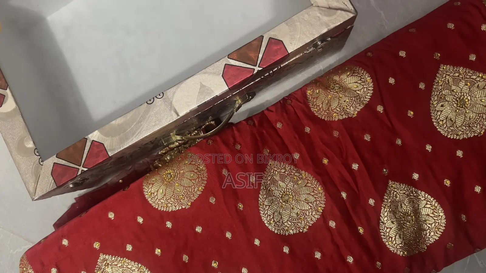 বিয়ের বেনারশি শাড়ি With Intact Box(১দিন ব্যাবহার)