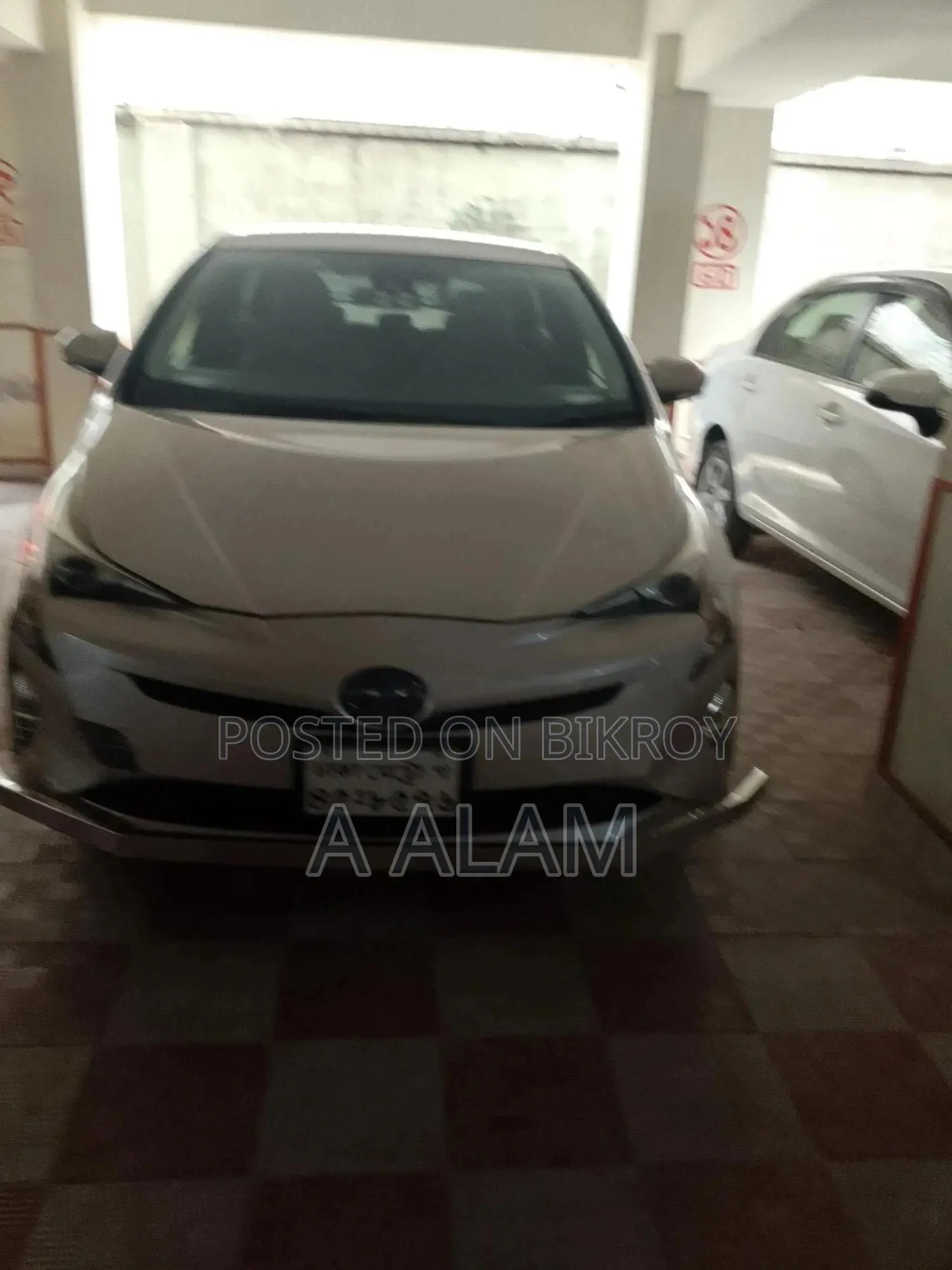 Toyota Prius 4-Door Hatchback (1.8L 4-Cylinder Gas/Electric Hybrid CVT) 2016