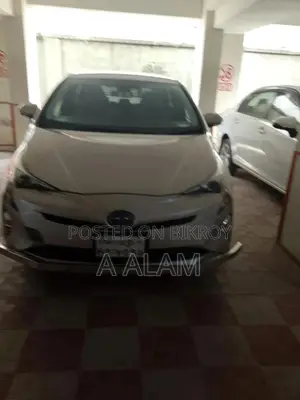 Toyota Prius 4-Door Hatchback (1.8L 4-Cylinder Gas/Electric Hybrid CVT) 2016