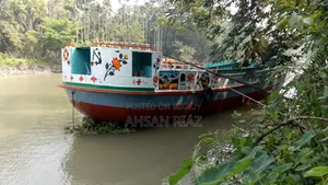 ট্রলার (সিমেন্ট ও কাঠ পরিবহন করে)