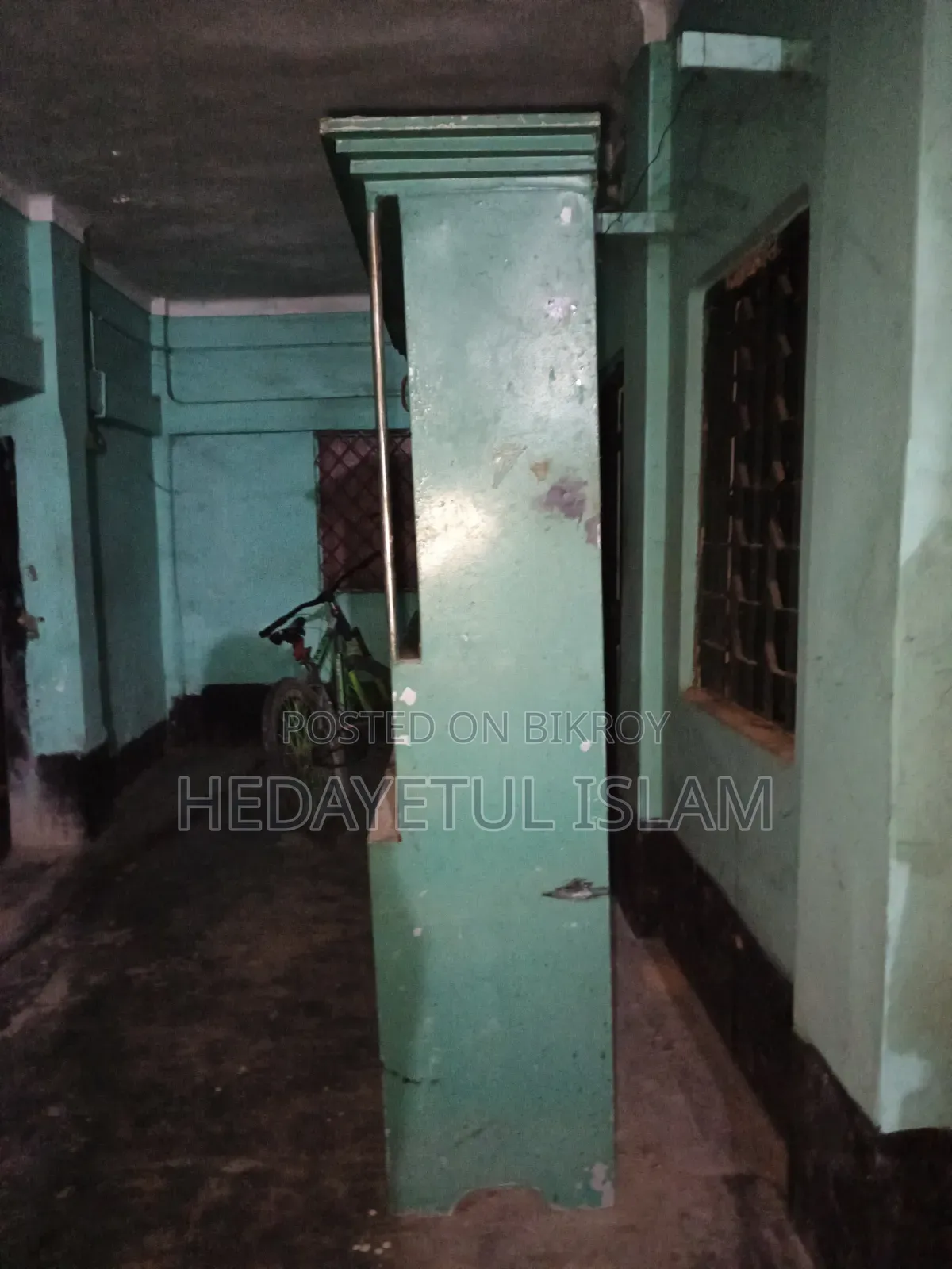 একটি মজবুত লম্বা&অনেক টেকসই মানে ভালো পুরাতন ক্যাবিনেটআলমারি মানে ভালো
