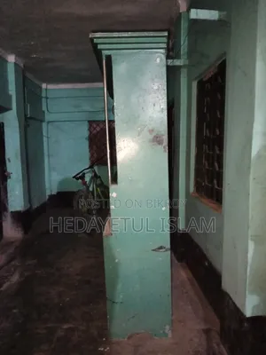 একটি মজবুত লম্বা&অনেক টেকসই মানে ভালো পুরাতন ক্যাবিনেটআলমারি মানে ভালো