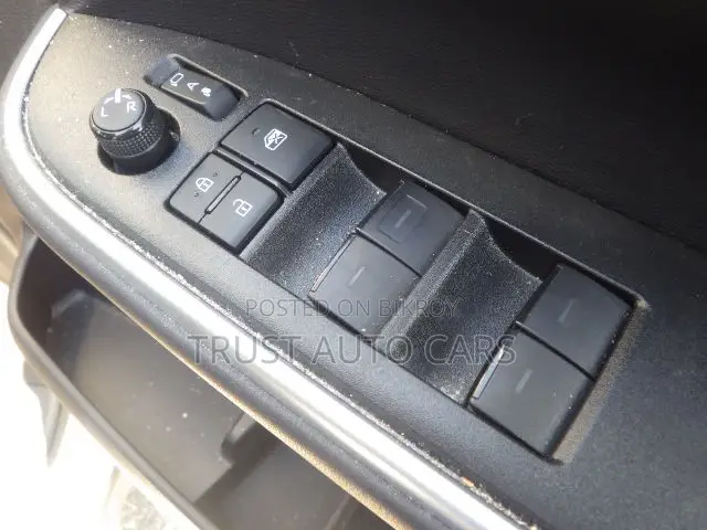 টয়োটা নোহা ২০২৩ পার্ল