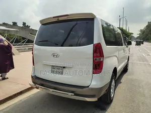 হিউন্দাই এইচ১ ২০১০ হোয়াইট