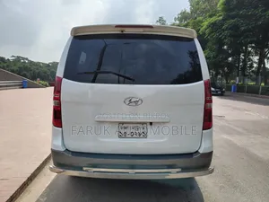 হিউন্দাই এইচ১ ২০১০ হোয়াইট