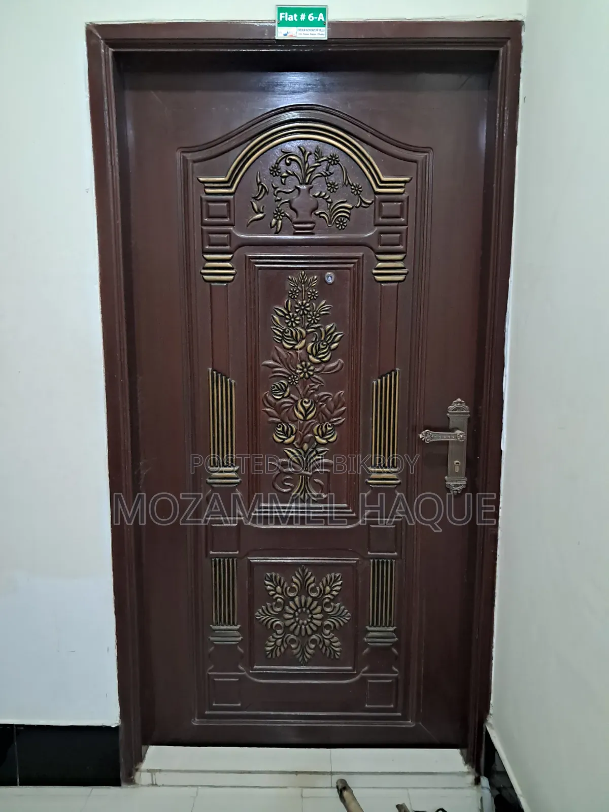 একটি সুন্দর কাঠের দরজা বিক্রি হবে