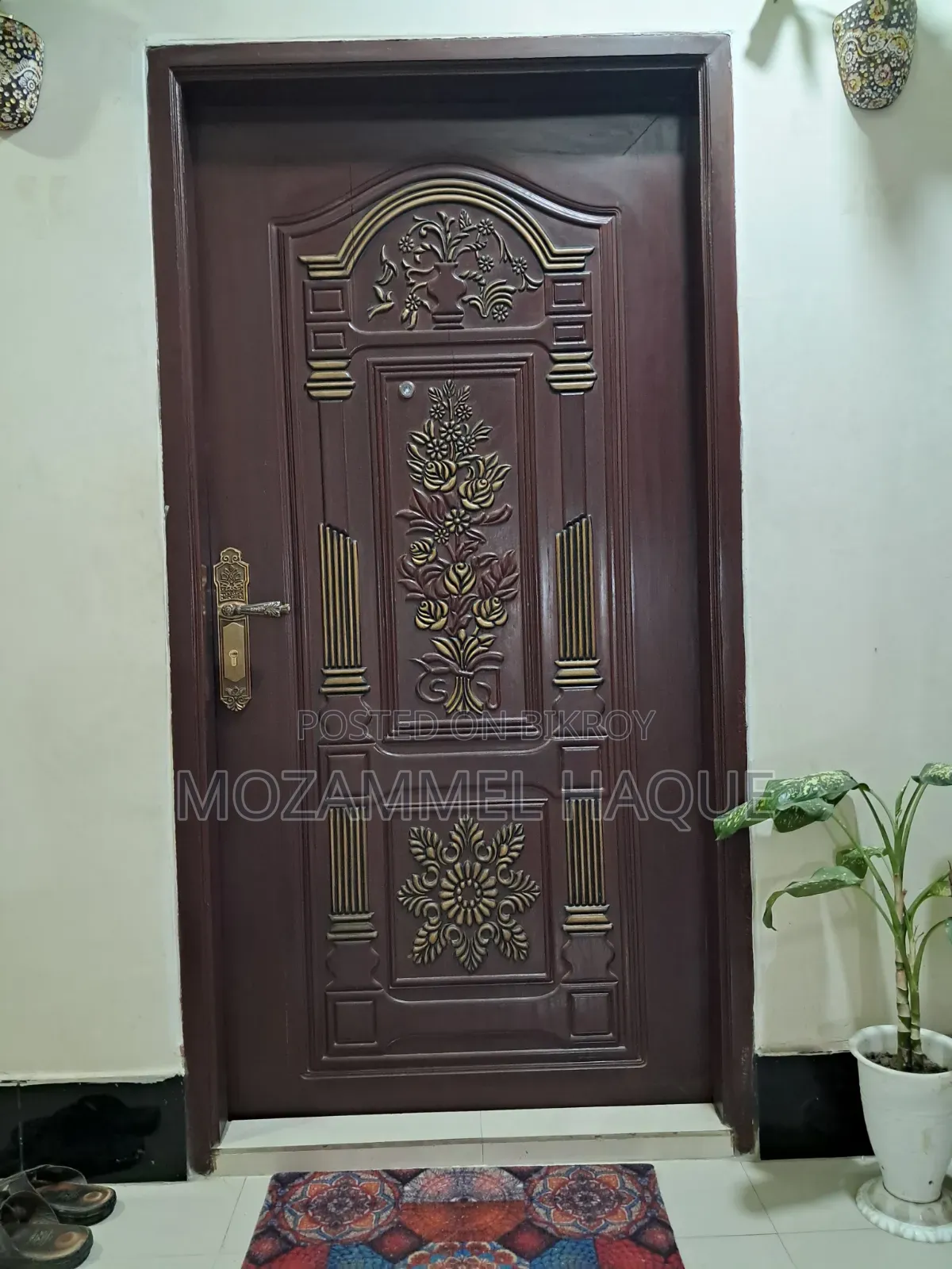 একটি সুন্দর কাঠের দরজা বিক্রি হবে
