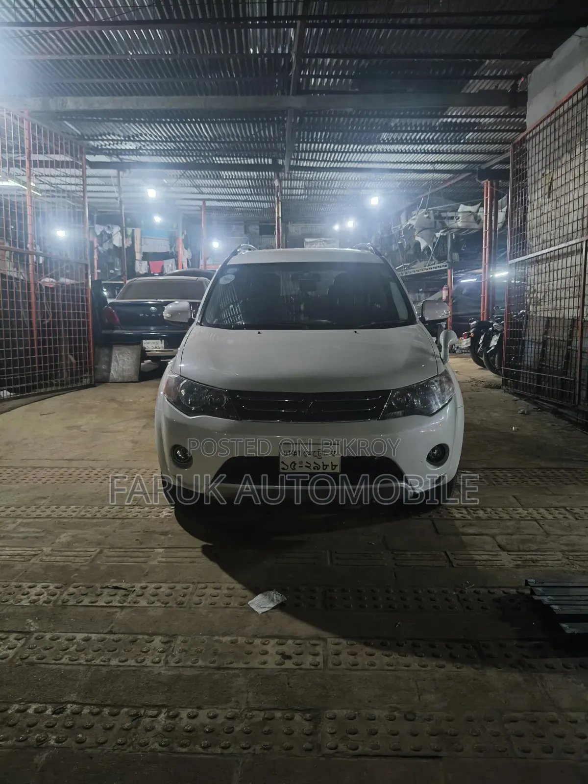 মিতসুবিশি আউটল্যান্ডার ২০১১ সাদা