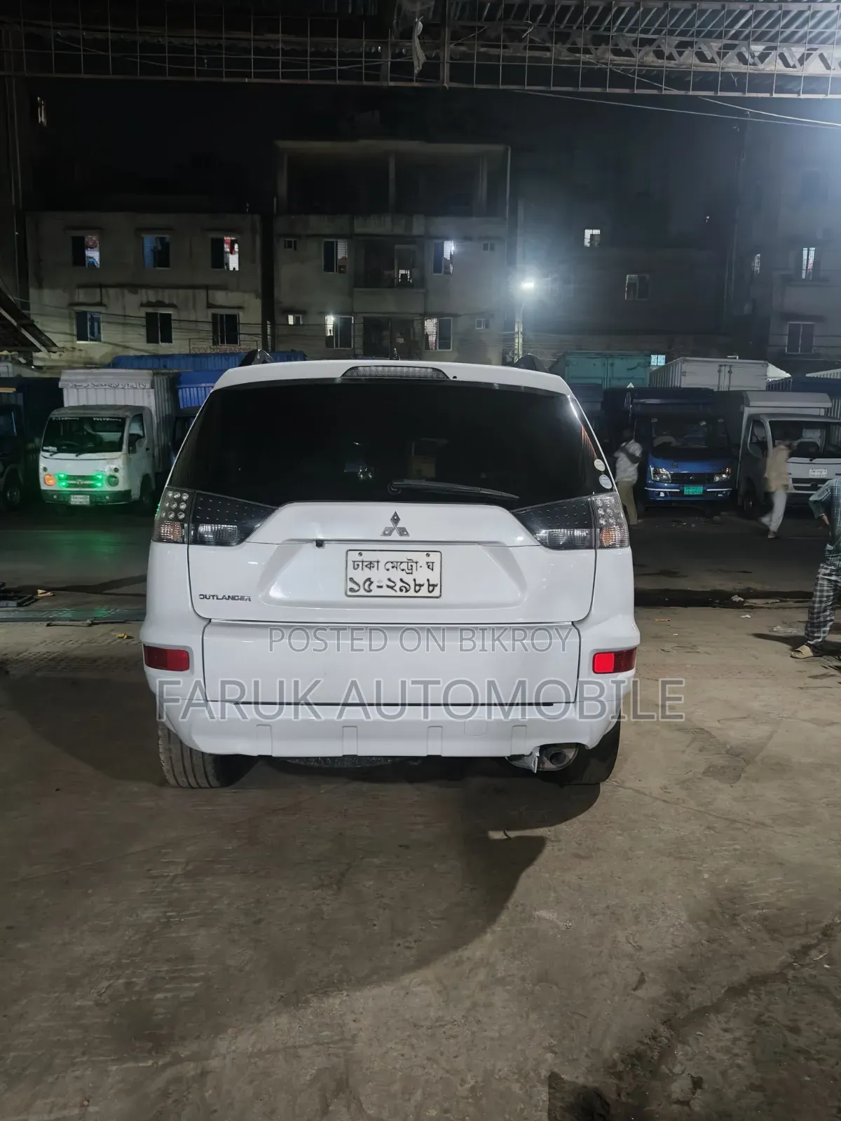 মিতসুবিশি আউটল্যান্ডার ২০১১ সাদা