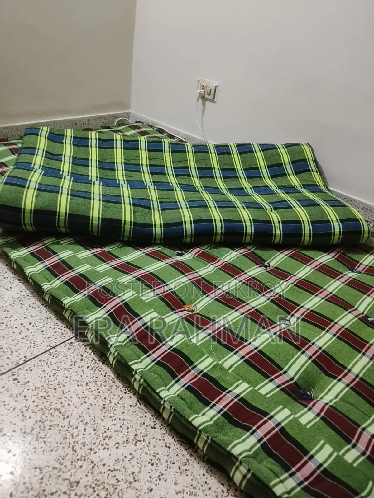 একটা তোষক আর একটা জাজিম সেল করব লম্বায় (৪×৭)ফুট একদম নতুন