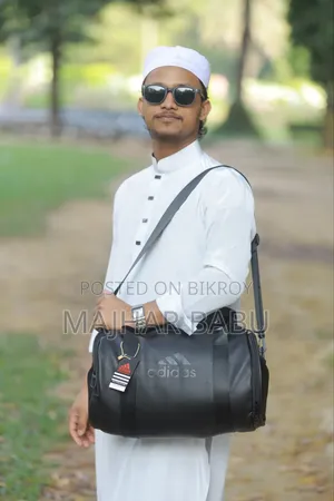 জিম, ট্যুর বা ভ্রমণের জন্য একটি খুব দরকারী ব্যাগ। দেখতে দারুণ চমৎকার।