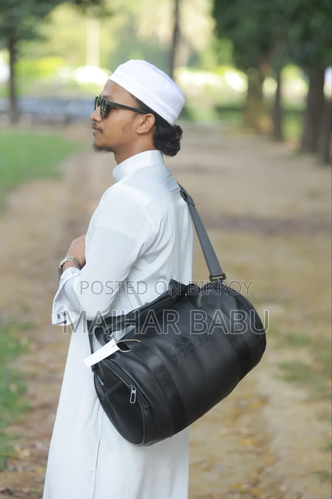 জিম, ট্যুর বা ভ্রমণের জন্য একটি খুব দরকারী ব্যাগ। দেখতে দারুণ চমৎকার।