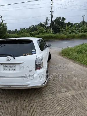 টয়োটা অ্যাক্সিও ১.৫ জি ফোরডব্লিউডি ২০১১ সাদা