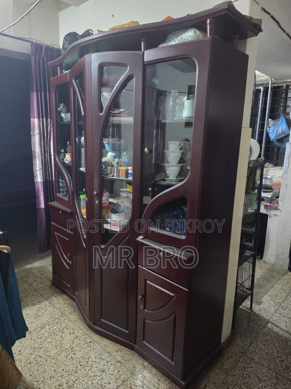 Used Furniture: Showcase & Dressing Table