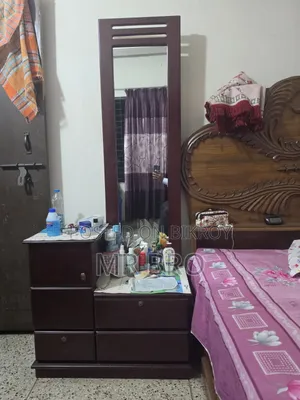 Used Furniture: Showcase & Dressing Table