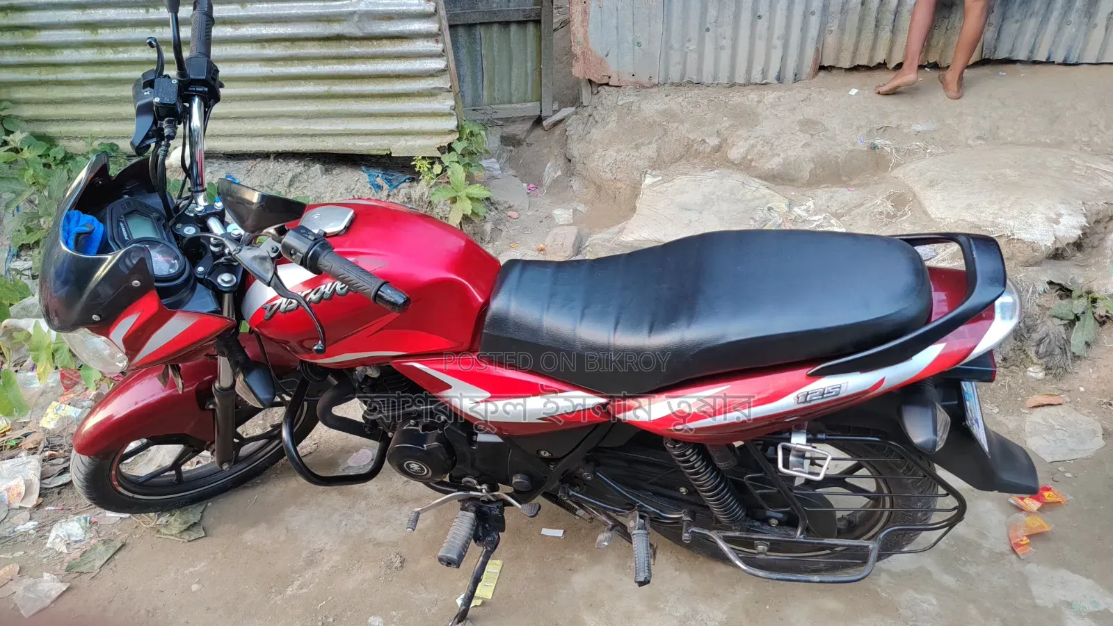 বাজাজ ডিসকভার ১২৫ ২০২৩ লাল