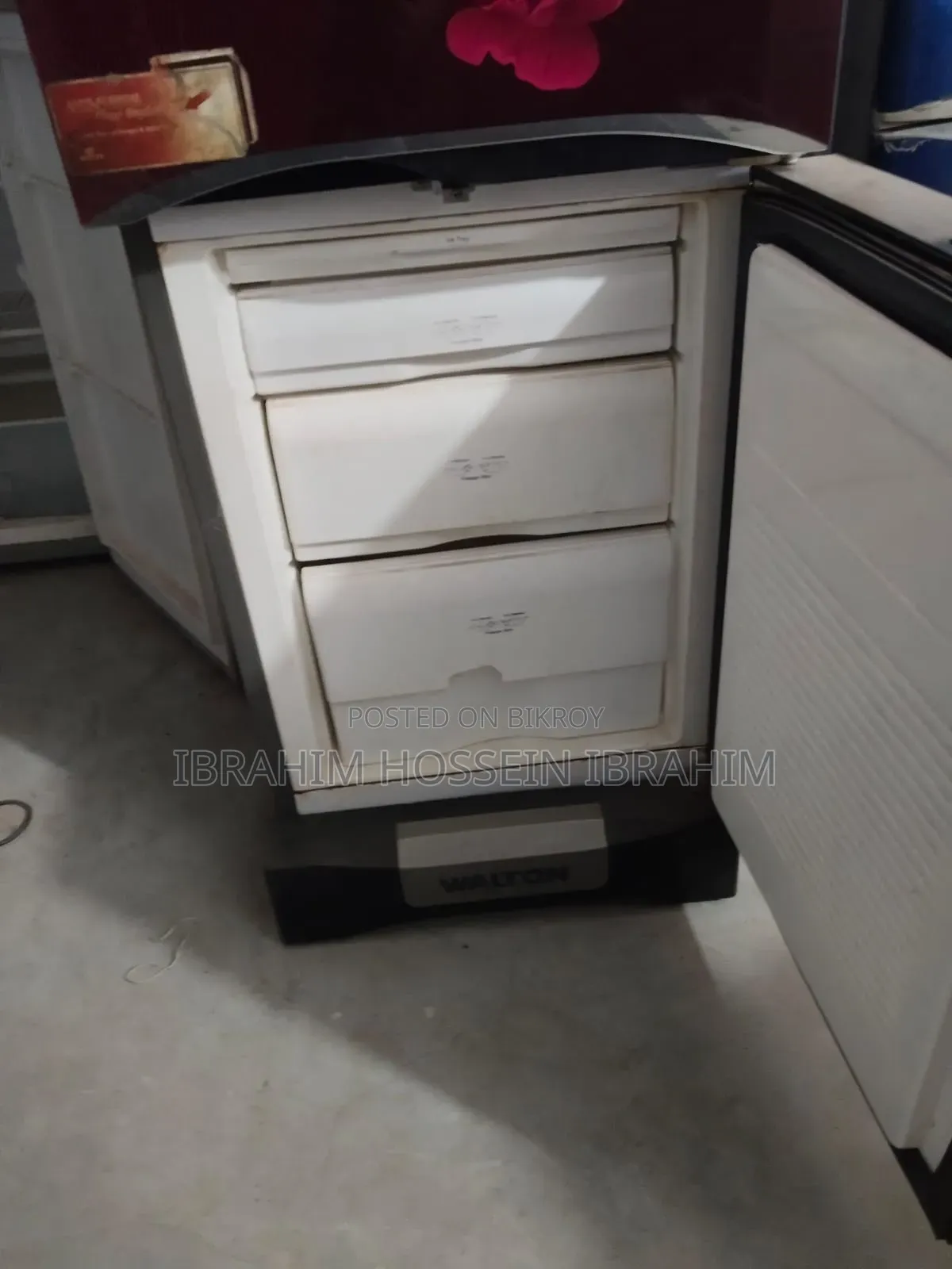 This is a good Walton fridge, if anyone wants to buy please contact