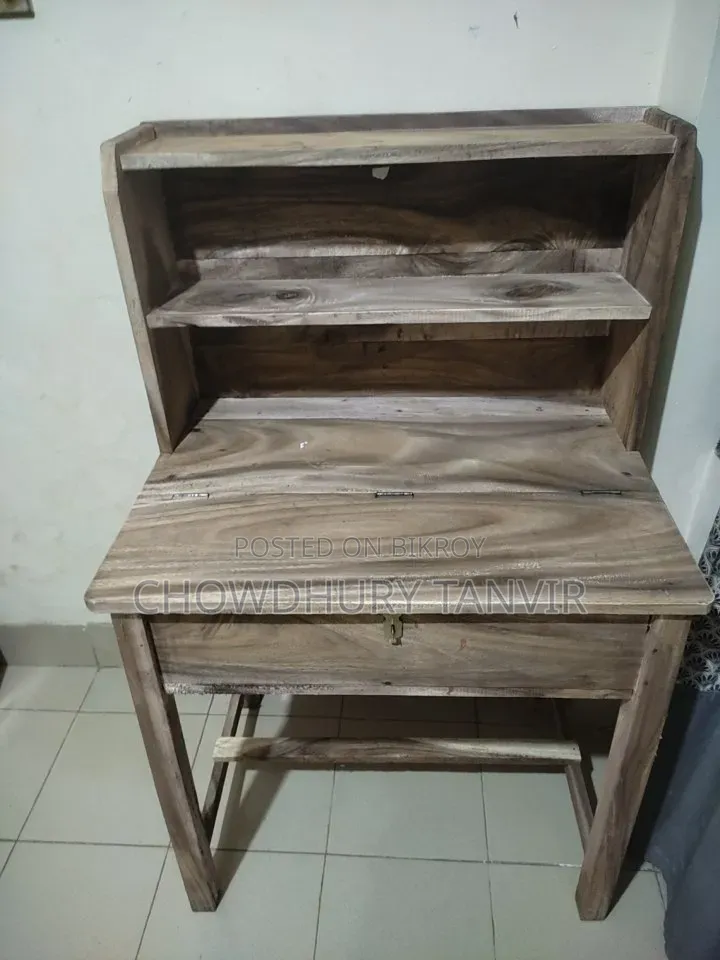 পড়ার টেবিল