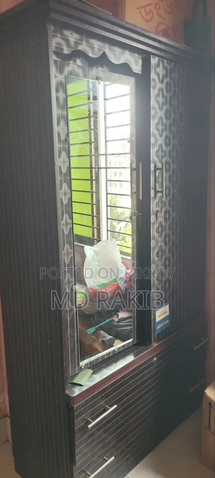 আলমারি এবং খাট................