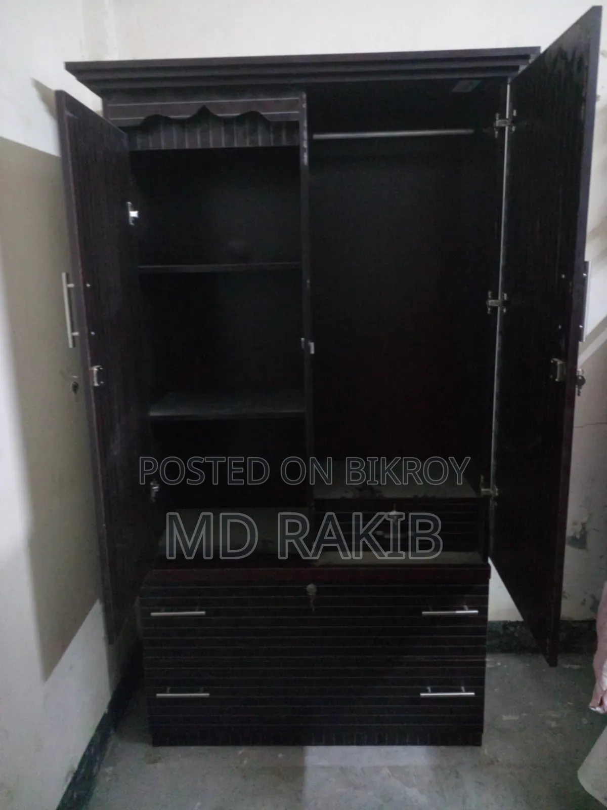 আলমারি এবং খাট................